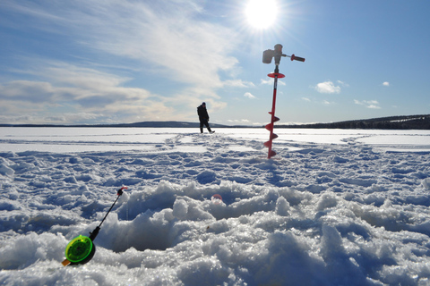 Program för isfiske i LapplandLyxigt isfiskeprogram i Lappland