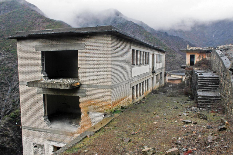 De Tirana : Église du Sauveur, prison de Spac et dégustation de vin