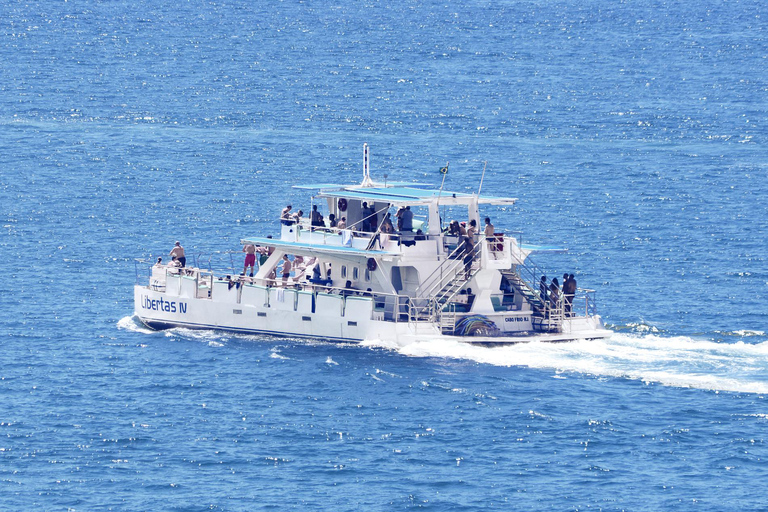 Armação dos Búzios: Catamaran cruise with DJ on board. Armação dos Búzios: Catamaran cruise with a DJ on board.
