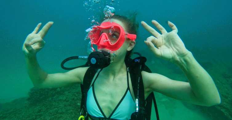 Ancien équipement De Plongée Sous-marine Masque Palmes Et Une Combinaison  De Plongée Verte Vêtements Pour Plonger Sous L'eau