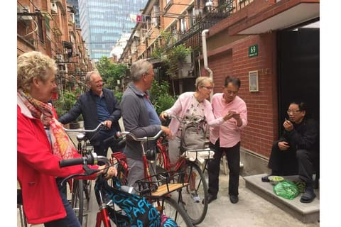 Shanghai: Guided Bike Tour with Baozi Tasting