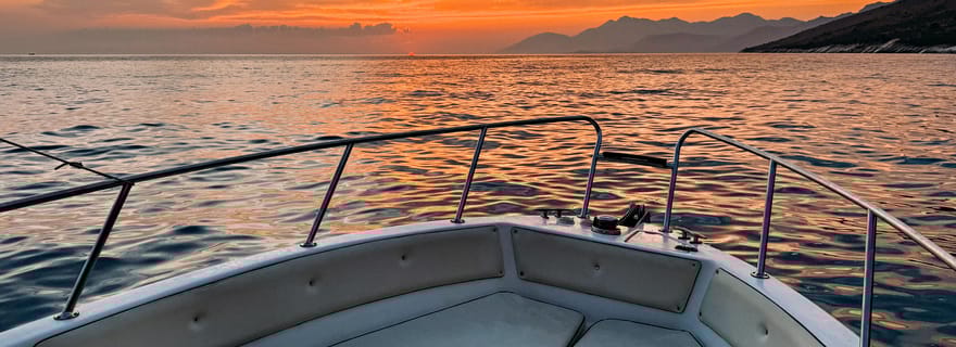 Saranda : tour en bateau au coucher du soleil avec vin local
