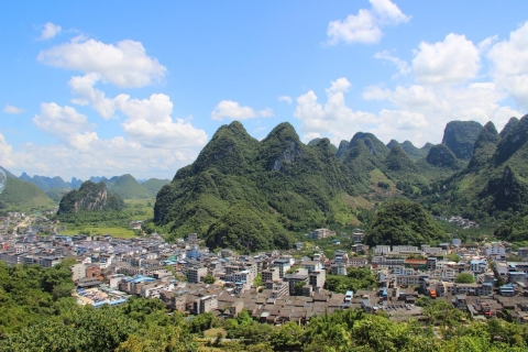 Yangshuo: Xianggong Heuvel en Yangshuo Platteland TourPakketreis inclusief entree, bamboe raften & lunch
