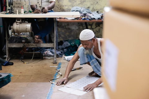 Mumbai: tour guidato a piedi dello slum di Dharavi con la prima guida femminileVisita a Dhobhi Ghat + viaggio in treno locale + tour dello slum di Dharavi