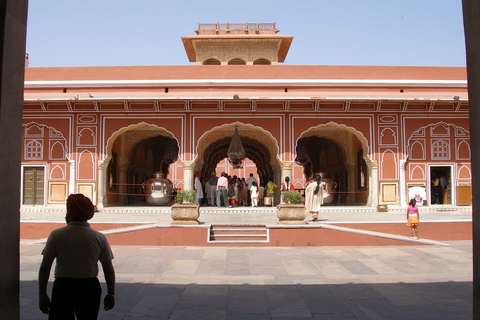 Jaipur: een grote erfgoedtour op dezelfde dag - Heritage Rajasthantour met lunch, monumententicket, alleen auto- en lokale gids.