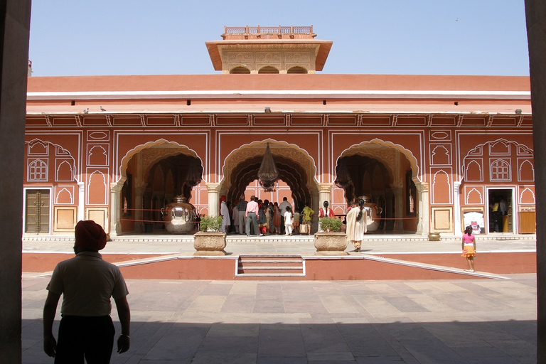 Jaipur: Un Gran Patrimonio en el Mismo Día - Heritage Rajasthanexcursión con almuerzo, entrada a los monumentos, coche y guía local solamente.