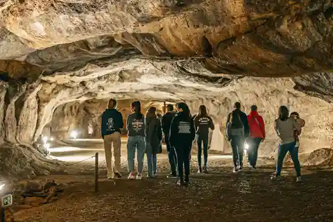 Prehistoria jaskiń Esplugues Francolí z odbiorem z hotelu