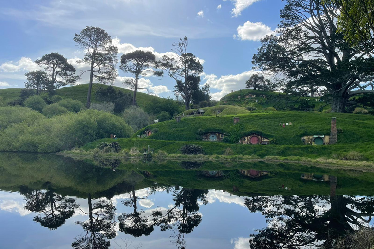 Desde Auckland: Hobbiton, cuevas de Waitomo y casa kiwiHobbiton y cuevas de Waitomo en grupo pequeño desde Auckland