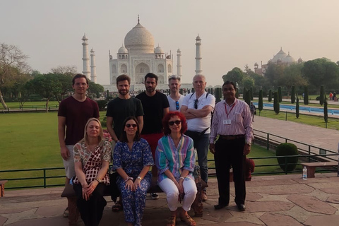 Da Delhi: tour del Taj Mahal e di Agra con Gatimaan ExpressTreno di 2a classe con auto, guida, biglietti d&#039;ingresso e pranzo