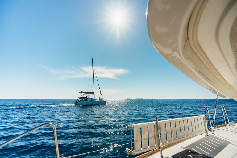 Santorini: Crociera in catamarano con pasti e bevandeCrociera Premium al tramonto con grigliata e bevande