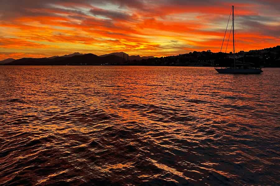 Premier Cruises Mallorca: Sonnenuntergang mit Getränken, SUP & Schnorcheln. Foto: GetYourGuide Premier Cruises Mallorca: Sonnenuntergang mit Getränken, SUP & Schnorcheln. Foto: GetYourGuide