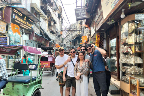 Mercado nocturno y comida callejera en Delhi (medio día, guiado por mujeres)Mercado de día y comida callejera en Delhi (medio día, guiado por mujeres)