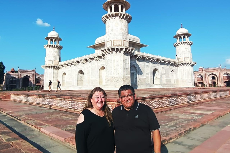 Prenotazione immediata del tour dall&#039;aeroporto di Delhi al Taj Mahal