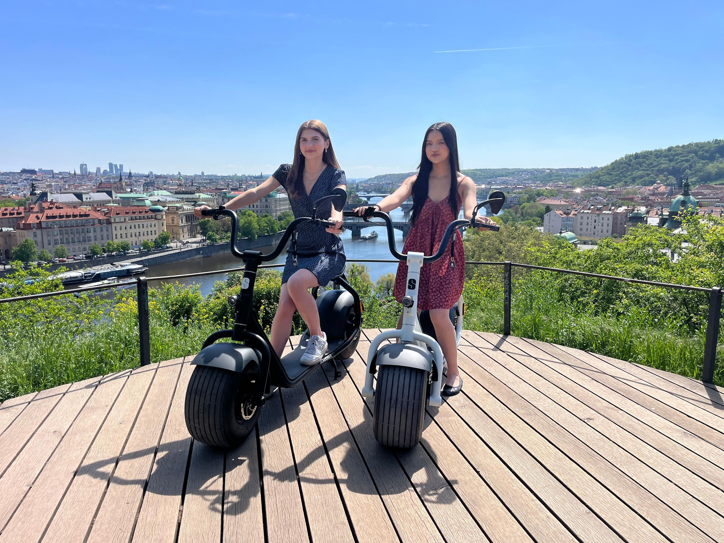 Prag: Tour mit einem ortskundigen Guide auf einem normalen Roller oder einem Roller mit breiten Reifen