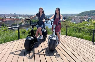 Prag: Tour mit einem ortskundigen Guide auf einem normalen Roller oder einem Roller mit breiten Reifen