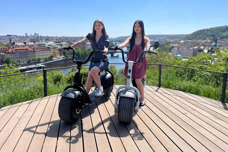 Prag: Tour mit einem ortskundigen Guide auf einem normalen Roller oder einem Roller mit breiten Reifen. Foto: GetYourGuide Prag: Tour mit einem ortskundigen Guide auf einem normalen Roller oder einem Roller mit breiten Reifen. Foto: GetYourGuide