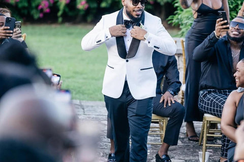 Cattura il matrimonio dei tuoi sogni con il fotografo di punta Vaughn.Cattura il tuo matrimonio da sogno con il fotografo top Vaughn