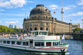 Berlin: 3,5-stündige Sightseeing-Spreefahrt mit Live-Moderation