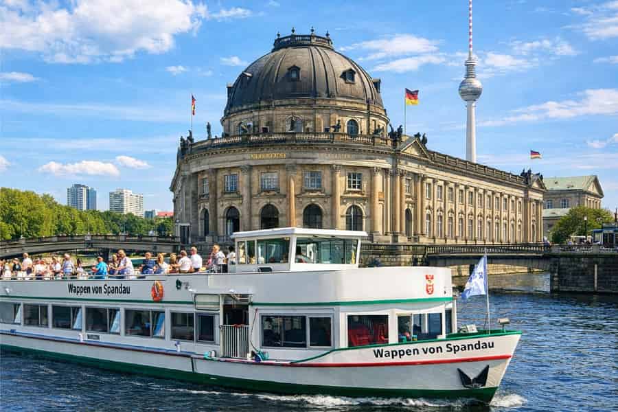 Berlin: 3,5-stündige Sightseeing-Spreefahrt mit Live-Moderation. Foto: GetYourGuide