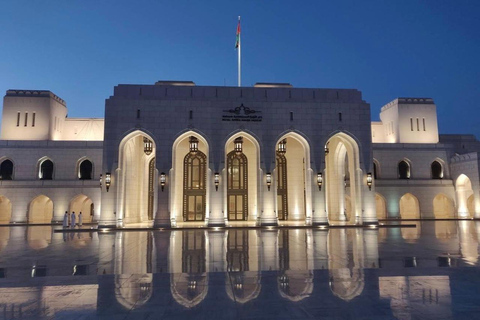 Muscat: Private City Tour with a Local Guide & Full Transfer
