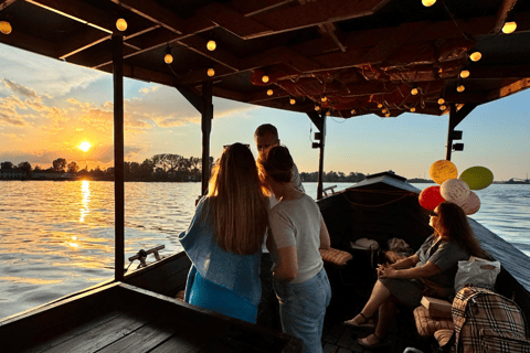 Riga: tour nocturno en barco por el Daugava con bebida de bienvenidaRiga: tour en barco panorámico nocturno con bebida de bienvenida