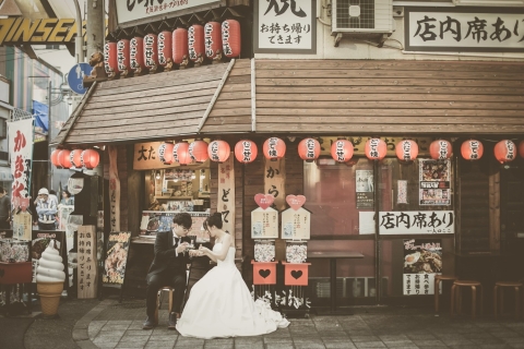 Sesión fotográfica privada para parejas en un lugar emblemático de Osaka2 lugares (Dotonbori y Shinsekai)