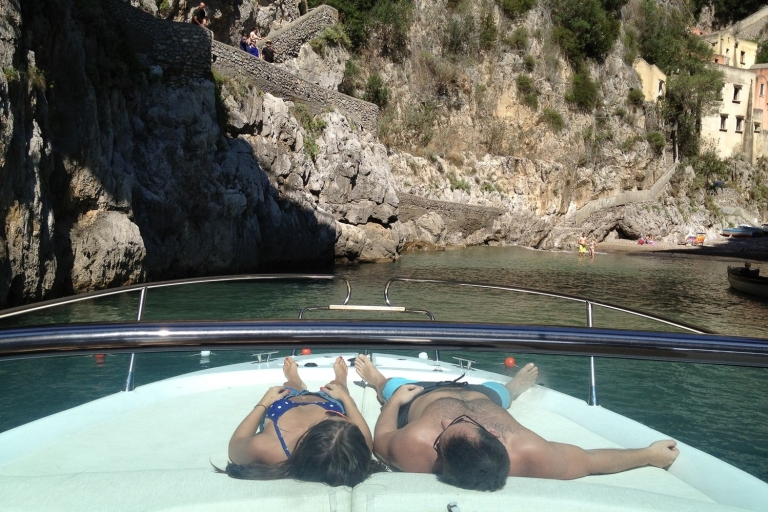 Excursion privée d'une journée en bateau sur la côte amalfitaineExcursion privée d'une journée en hors-bord de luxe sur la côte amalfitaine