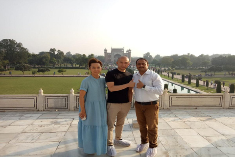 Delhi : Visite privée en voiture du Taj Mahal et du fort d'Agra au lever du soleilVisite guidée avec petit-déjeuner, déjeuner, billets d'entrée aux monuments, voiture et guide.