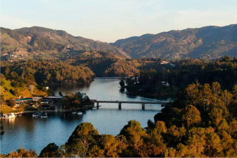 Van Guatape: Pablo Escobar Mansion, Paintball &amp; boottocht