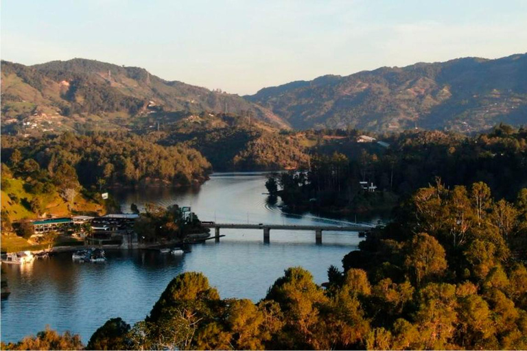 Van Guatape: Pablo Escobar Mansion, Paintball &amp; boottocht