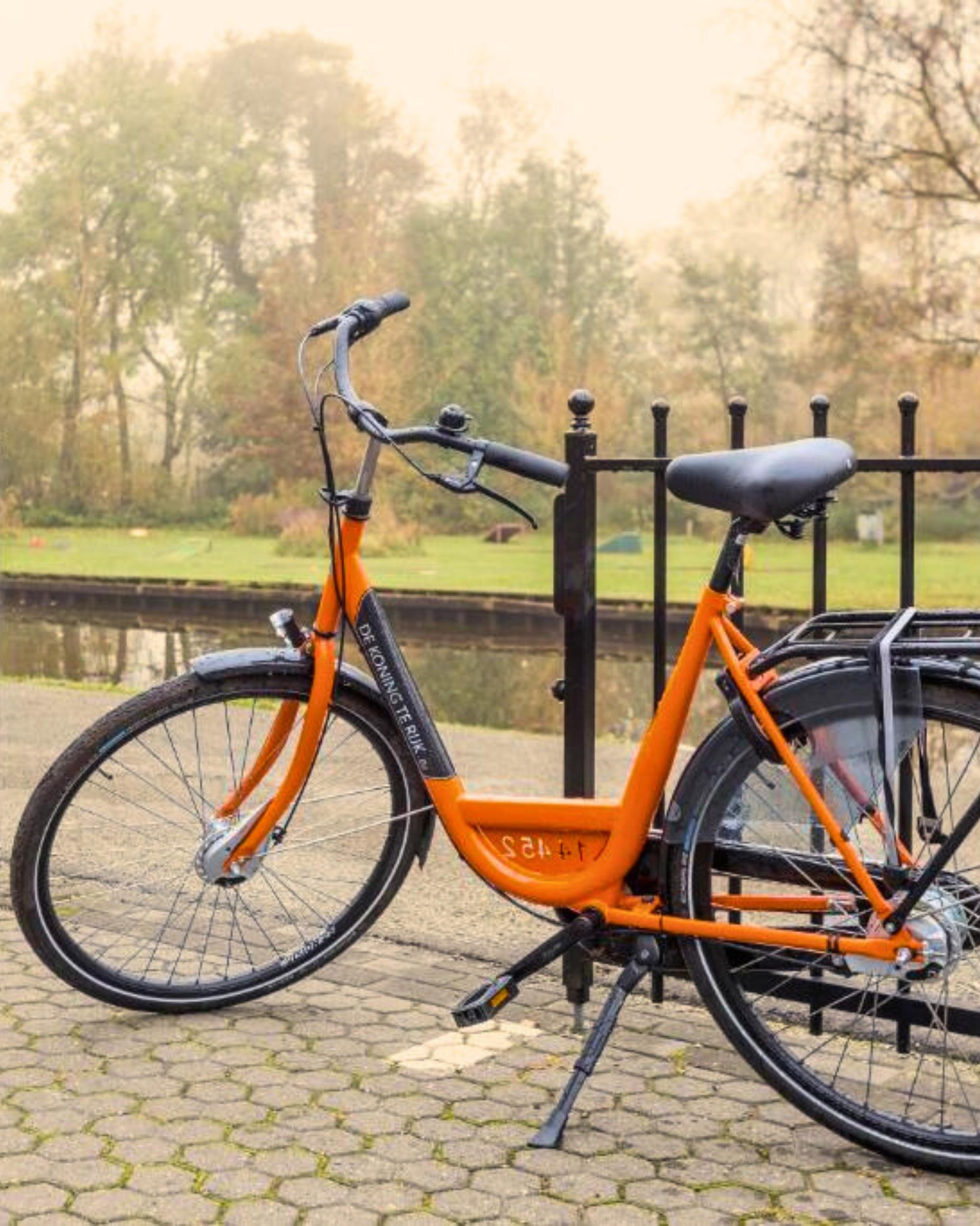 Giethoorn: Stadtradverleih mit Karte und Unterstützung