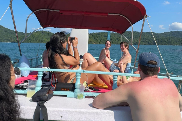 Boat trip in Paraty Boat tour in Paraty, Rio de Janeiro Have fun on the beaches and islands of Paraty