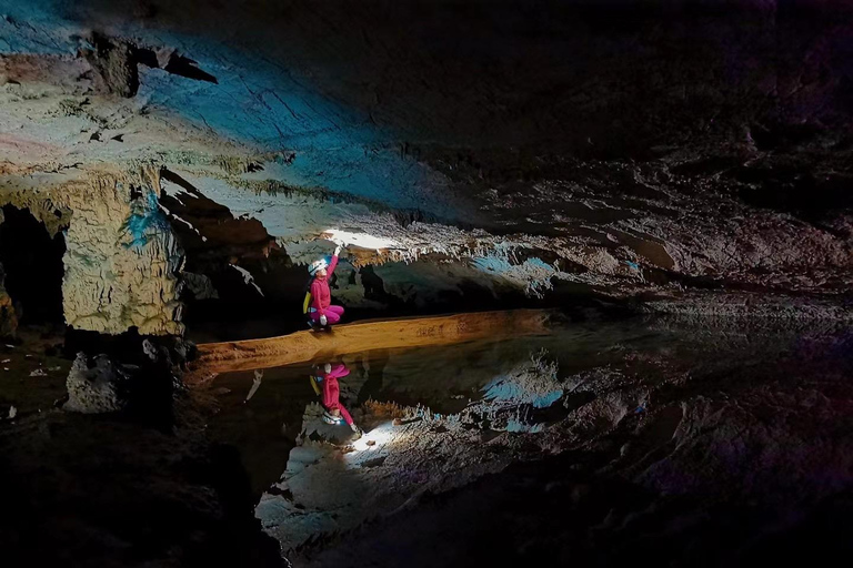 Guilin Karst Cave Discovery: An Immersive Adventure