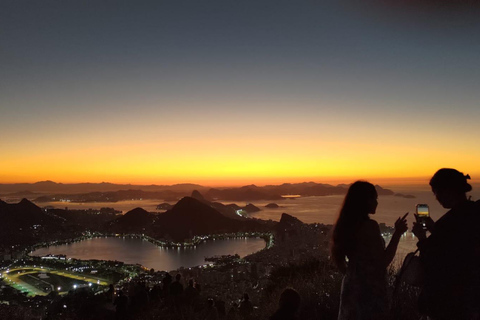 Rio de Janeiro: Morro Dois Irmãos Sunrise Hike Rio de Janeiro: Morro Dois Irmãos Sunrise Hike & Favela Tour