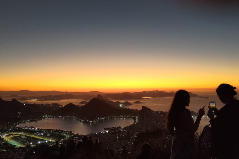 Rio de Janeiro: Morro Dois Irmãos Sunrise Hike Rio de Janeiro: Morro Dois Irmãos Sunrise Hike & Favela Tour