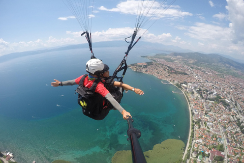 Paragliding över Ohridsjön