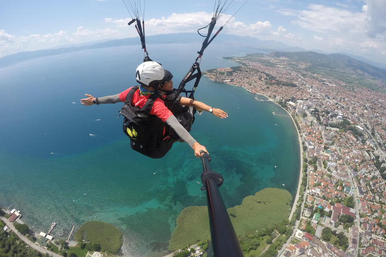 Gleitschirmfliegen über dem Ohridsee