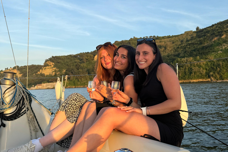 Lisbonne : Visite guidée en bateau à voile avec guide local et vin vert