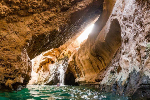 Muscat: Wadi Shab, Fins Beach & Bimmah Sinkhole 4x4 Tour Shared 4x4 Tour