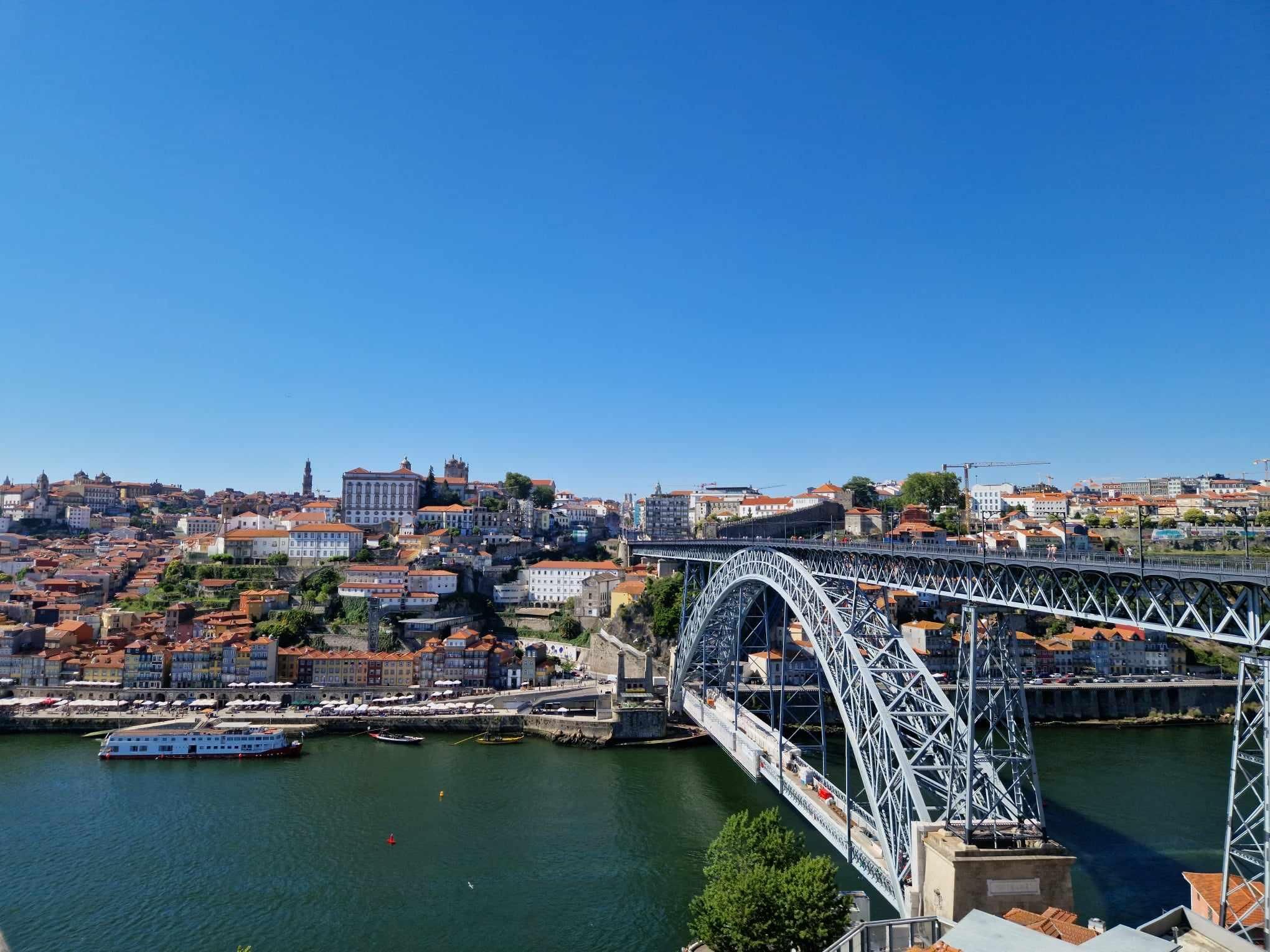 Privater Transfer nach Porto ab Lissabon mit 3 maliger Panorama-Pause