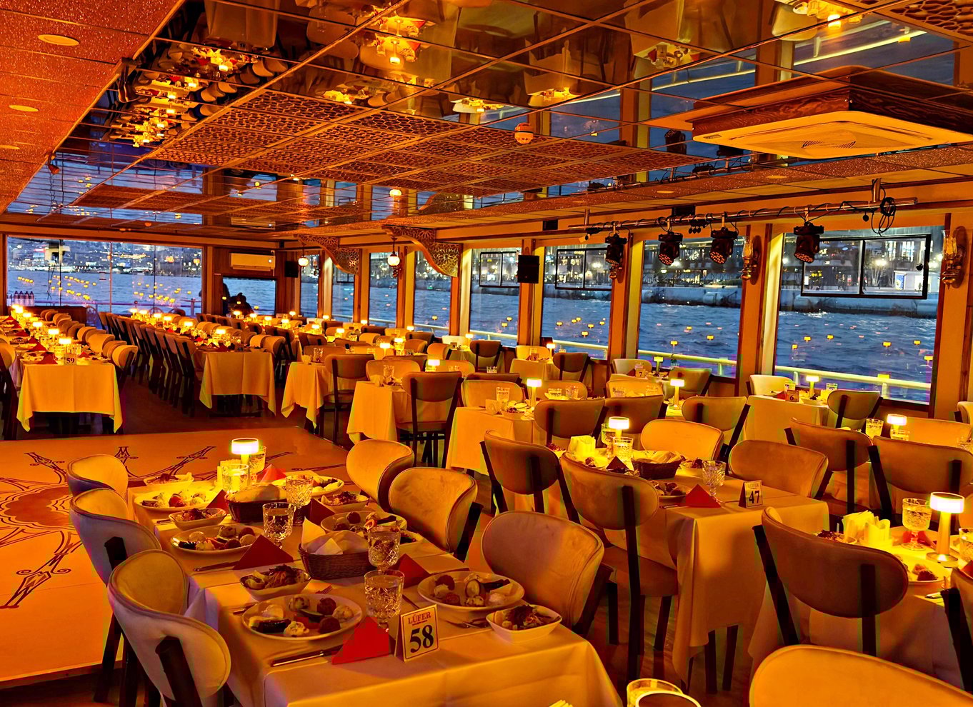 Istanbul: Bosporus-middagscruise og show med privat bord