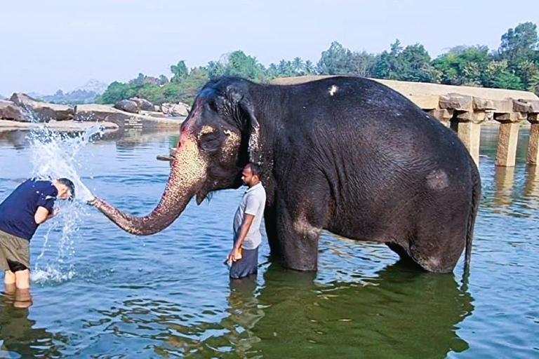 Hampi: Prywatna wycieczka z przewodnikiem przez 2 dni z BangaloreHampi: 2-dniowa prywatna wycieczka z przewodnikiem w samochodzie z Bangalore