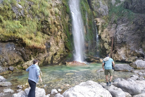 Autoguida: Escursione a Theth, Valbona e Lago Koman in 3 giorni