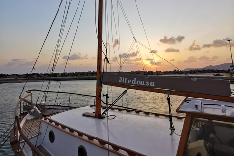 Santorini: Tour en barco tradicional de madera con comida y vinoCrucero de un día