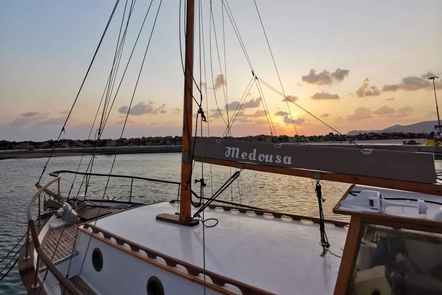 Santorini: Tour in Barche Tradizionali con Pranzo e Vino