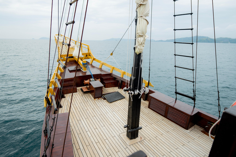 Labuan Bajo: 3-Day Komodo Sailing Luxury Boat with All Fees Deluxe Boat - Private Standar Room (2pax/room)