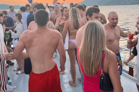 Dubrovnik: Sunset Boat Party with DJ and Welcome Shot