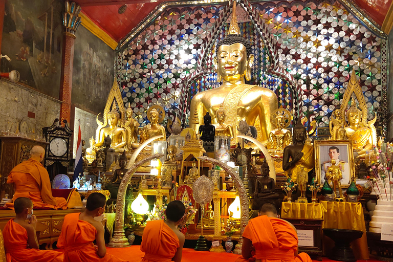 Spirituele zonsopgang: Wat Pha lat , Aalmoezen, Meditatie &amp; Zingen