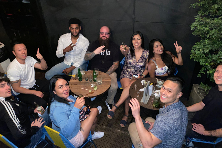 Medellín: Pub crawl nocturno con degustación de Aguardiente