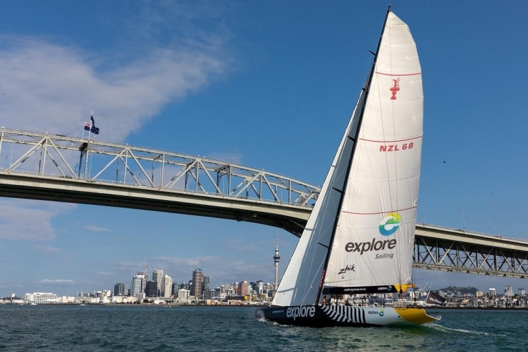 Waitemata Harbour: Segelturn mit einer America's Cup-Yacht